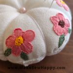 جا سوزنی پارچه‌ای طرح گل‌دوزی رنگ سفید با گل‌های صورتی