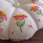 جا سوزنی پارچه‌ای طرح گل‌دوزی رنگ سفید با گل‌های صورتی و سفید