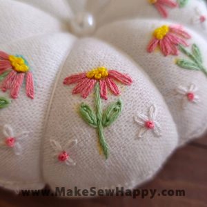 جا سوزنی پارچه‌ای طرح گل‌دوزی رنگ سفید با گل‌های صورتی و سفید