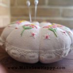 جا سوزنی پارچه‌ای طرح گل‌دوزی رنگ سفید با گل‌های صورتی و سفید