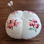 جا سوزنی پارچه‌ای طرح شماره‌دوزی رنگ سفید با گل‌های صورتی و زرشکی