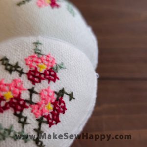 جا سوزنی پارچه‌ای طرح شماره‌دوزی رنگ سفید با گل‌های صورتی و زرشکی