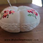 جا سوزنی پارچه‌ای طرح شماره‌دوزی رنگ سفید با گل‌های صورتی و زرشکی