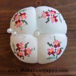 جا سوزنی پارچه‌ای طرح شماره‌دوزی رنگ سفید با گل‌های صورتی و زرشکی