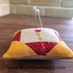 جا سوزنی پارچه‌ای طرح گل‌دوزی آبستره رنگ سفید و قرمز و زرد با گل قرمز