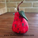 جا سوزنی پارچه‌ای مدل گلابی قرمز طرح درخت