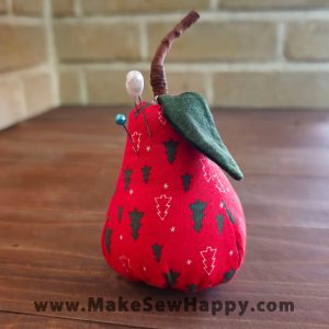 جا سوزنی پارچه‌ای مدل گلابی قرمز طرح درخت