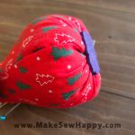 جا سوزنی پارچه‌ای مدل گلابی قرمز طرح درخت