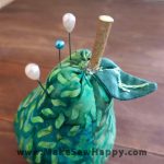 جا سوزنی پارچه‌ای مدل گلابی سبز طرح برگ