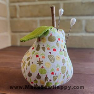 جا سوزنی پارچه‌ای مدل گلابی سفید طرح درخت و گل