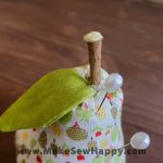 جا سوزنی پارچه‌ای مدل گلابی سفید طرح درخت و گل