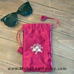 جا عینکی پارچه‌ای طرح گل‌دوزی سه‌تایی رنگ زرشکی