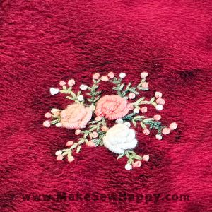 جا عینکی پارچه‌ای طرح گل‌دوزی سه‌تایی رنگ زرشکی