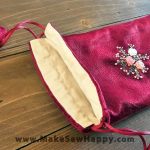 جا عینکی پارچه‌ای طرح گل‌دوزی سه‌تایی رنگ زرشکی