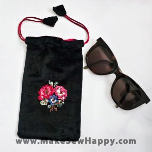 جا عینکی مخمل شماره‌دوزی شده رنگ مشکی و قرمز