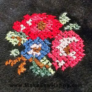 جا عینکی مخمل شماره‌دوزی شده رنگ مشکی و قرمز