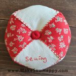 جا سوزنی پارچه‌ای طرح گل‌های ریز قرمز