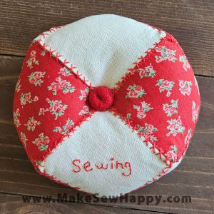 جا سوزنی پارچه‌ای طرح گل‌های ریز قرمز