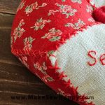 جا سوزنی پارچه‌ای طرح گل‌های ریز قرمز