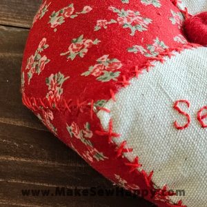 جا سوزنی پارچه‌ای طرح گل‌های ریز قرمز