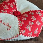 جا سوزنی پارچه‌ای طرح گل‌های ریز قرمز