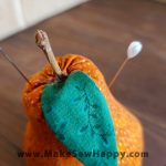 جا سوزنی پارچه‌ای مدل گلابی نارنجی طرح خال خالی