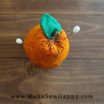 جا سوزنی پارچه‌ای مدل گلابی نارنجی طرح خال خالی