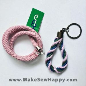 ست کادویی بند عینک و جاسوئیچی بافت رنگ صورتی و سرمه‌ای