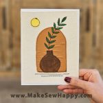 کارت پستال پارچه‌ای طرح گلدان و برگ کرم